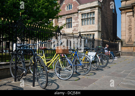 Studenten Fahrräder in Fahrradständer außerhalb der Universität geparkt York Kings Manor Gebäude im Sommer York North Yorkshire England Großbritannien Großbritannien GB Stockfoto