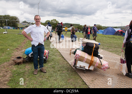 Menschen, die auf dem Glastonbury Festival 2013, Somerset, England, Vereinigtes Königreich. Stockfoto