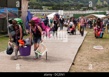 Menschen, die auf dem Glastonbury Festival 2013, Somerset, England, Vereinigtes Königreich. Stockfoto