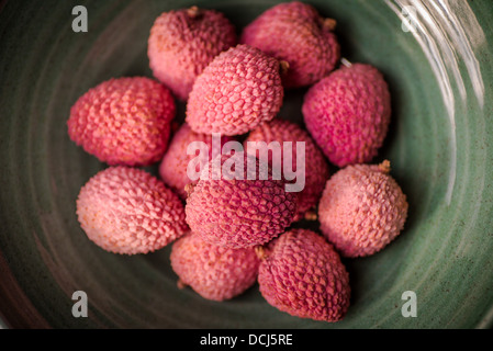 Litschis in grünem Keramikschale Stockfoto