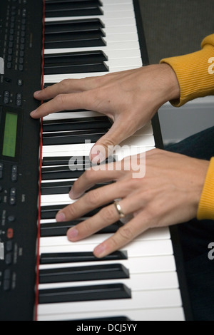 Aufnahme Künstler Jon McLaughlin führt in einem Radiostudio am 29. März 2007 zur Unterstützung seines Albums "Indiana". Stockfoto