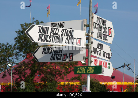 Wegweiser auf dem Glastonbury Festival, Somerset, England, Vereinigtes Königreich. Stockfoto