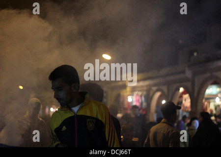 Straßenhändler, die Zubereitung von Speisen in einer rauchigen Nacht in Essaouira, Marokko. Stockfoto