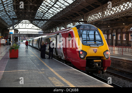 Virgin Voyager "John Cabot" 221102 mit neuen vorderen Seitenteile und Schwester Klasse John Cabot, am Bahnhof von Preston, UK Stockfoto