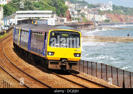 Lokaler Personenzug von First Great Western Dawlish Bahnhof entlang dem Deich betrieben Stockfoto