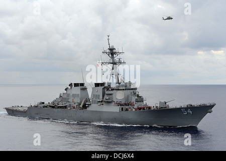 Die Arleigh-Burke-Klasse geführte Flugkörper Zerstörer USS Curtis Wilbur (DDG-54) läuft in der Philippinensee. Curtis Wilbur ist Stockfoto