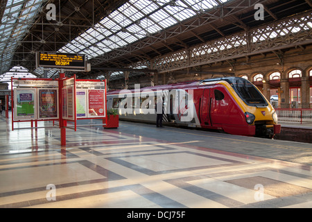 Virgin Voyager' John Cabot" 221102 mit neuen vorderen Seitenbleche und Schwester Klasse 222 Meridian Einheiten, Bahnreisen Beförderung in Preston, Großbritannien Stockfoto