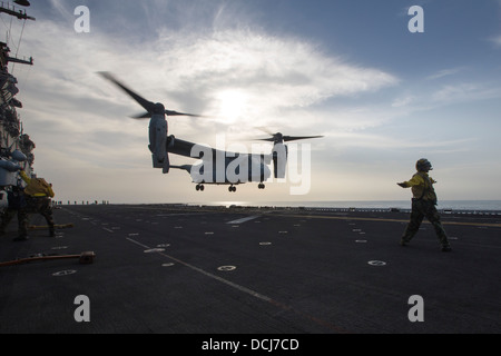 Ein MV-22 Osprey zieht aus dem Flugdeck der amphibischen Angriff Schiff USS Kearsarge (LHD-3). Kearsarge ist das Flaggschiff Stockfoto