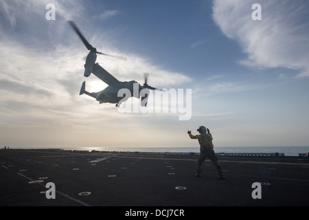 Ein MV-22 Osprey zieht aus dem Flugdeck der amphibischen Angriff Schiff USS Kearsarge (LHD-3). Kearsarge ist das Flaggschiff Stockfoto