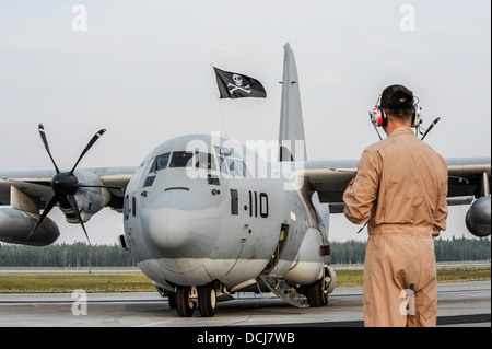 Ein US Marine Corps KC-130J Super Hercules zugewiesen Marine Aerial auftankenden Transport-Geschwader 352 auf Marine Corps Air Station Cherry Point, North Carolina, bereitet sich auf taxi über den Laufsteg während rote Fahne-Alaska 13-3 Aug. 14, 2013, Eielson Air Force Base, Alaska Stockfoto