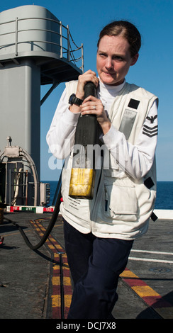 Elektroniker /-in Luftfahrt 1. Klasse Kaitlin Zayas, zieht Sie aus Taneytown, MD., zugewiesen, die kämpfen Black Lions des Strike Fighter Squadron (VFA) 31, ein Netzkabel, ein Flugzeug an Bord des Flugzeugträgers USS George H.W. Bush (CVN-77). George H. Stockfoto