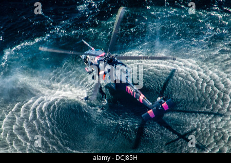 US Air Force Pararescuemen zur 131. Rescue Squadron versetzt, Moffett Federal Airfield, Kalifornien, Durchführung von Such- und Rettungsaktionen Stockfoto