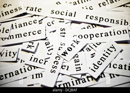 Arbeit. Konzept der ausgeschnittenen Wörter im Zusammenhang mit der Geschäftstätigkeit Stockfoto