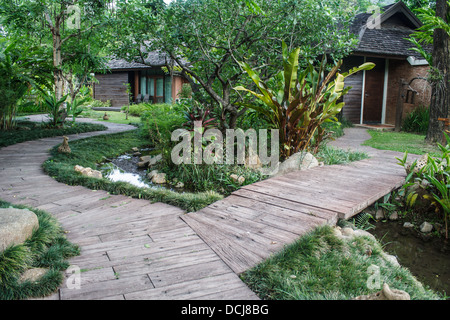 Pfad im Park Resorthotel in Thailand. Stockfoto