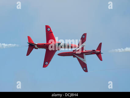 Eastbourne, Sussex, UK. 18. Aug, 2013.die Kunstflugstaffel Red Arrows RAF unterhalten die Massen mit einem spektakulären Kopf zum Manövrieren © Malcolm Park Leitartikel/Alamy Live-Nachrichten Stockfoto