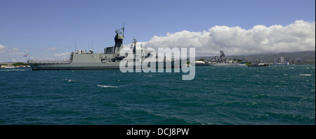 Die Royal Australian Navy Fregatte HMAS Perth (FFGHM 157) kommt in Pearl Harbor zu einen routinemäßigen Hafen Besuch durchführen. Stockfoto