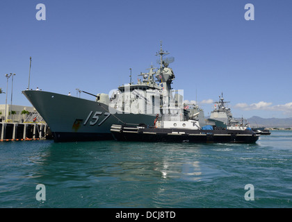 Die Royal Australian Navy Fregatte HMAS Perth (FFGHM 157) kommt in Pearl Harbor zu einen routinemäßigen Hafen Besuch durchführen. Stockfoto