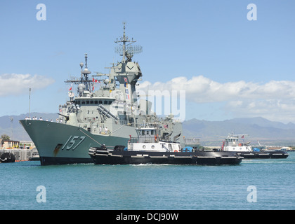 Die Royal Australian Navy Fregatte HMAS Perth (FFGHM 157) kommt in Pearl Harbor zu einen routinemäßigen Hafen Besuch durchführen. Stockfoto