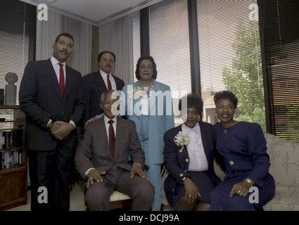 Nelson Mandela trifft Coretta Scott King und drei ihrer Kinder an der Martin Luther King Jr. Center in Atlanta Georgia Stockfoto