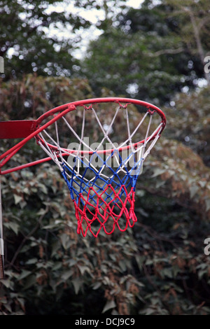 Es ist ein Foto von einem Outdoor-Korb Ball Spielplatz mit kein Spieler. Wir sehen ein Detail des Korbes wo Spieler erzielen Stockfoto