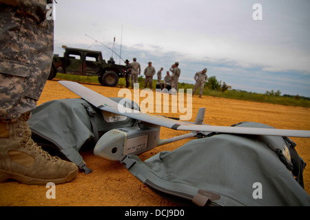 Ein US-Armee RQ-11 b Raven unbemannten aus New Jersey Army National Guard steht für den Einsatz bei Burgen Drop-Zone Fort Pickett, VA., am 16. August. Die Rabe kann entweder ferngesteuert werden von einer Bodenstation oder Missionen fliegen programmiert uns Stockfoto