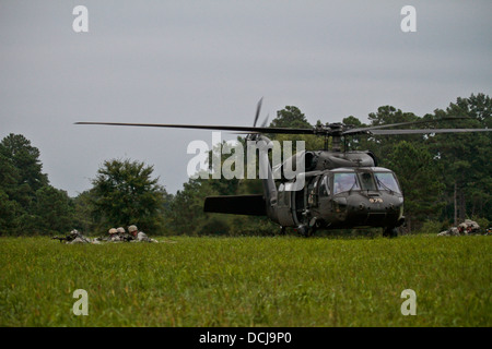 US-Armee Soldaten aus der New Jersey Army National Guard 1-102-Kavallerie-Regiment, 50. Infanterie Brigade Combat Team, sichern eine Landezone für ein UH-60 Black Hawk-Hubschrauber aus dem 1-150 Angriff Hubschrauber-Bataillon während einer Luft einsetzen Übung am Stockfoto