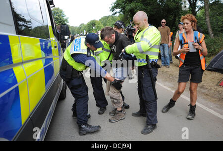 Balcombe West Sussex UK 19. August 2013 - Polizei Zusammenstoß mit anti-Fracking Demonstranten außerhalb der Cuadrilla Bohren Standort in Balcombe West Sussex heute Stockfoto