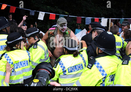 Balcombe West Sussex UK 19. August 2013 - Polizei Zusammenstoß mit anti-Fracking Demonstranten außerhalb der Cuadrilla Bohren Standort in Balcombe West Sussex heute Stockfoto