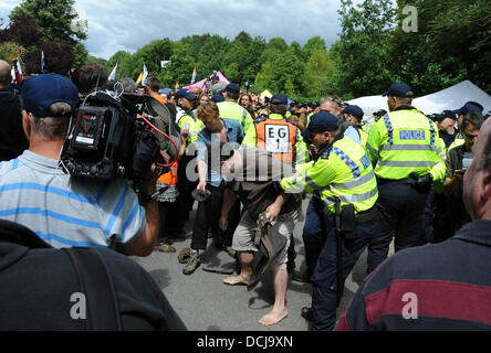 Polizei Zusammenstoß mit anti-Fracking Demonstranten außerhalb der Cuadrilla Bohren Standort in Balcombe West Sussex Stockfoto