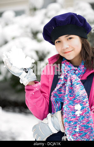 Schöne zwölfjähriges Mädchen spielen im Schnee Stockfoto