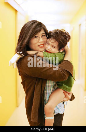 Sohn Mutter Betrieb im Krankenhaus Stockfoto