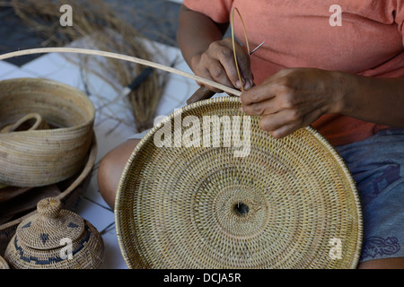 Indonesien, Bali, Tenganan, Frau Herstellung eines Korbes Stockfoto