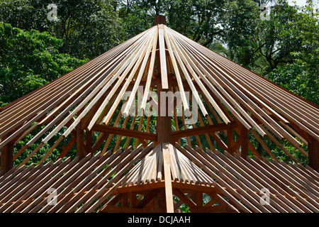 Indonesien, Bali, Tenganan, Holzrahmen, der ein Haus im Bau Stockfoto