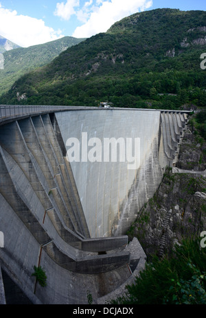 Die Contra-Damm, auch bekannt als der Verzasca Dam und Locarno Damm auf dem Fluss Verzasca-Schweiz. In dem Film Goldeneye verwendet. Stockfoto