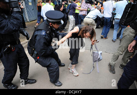 Polizei Zusammenstoß mit anti-Fracking Demonstranten außerhalb der Cuadrilla Bohren Standort in Balcombe West Sussex Stockfoto