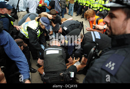 Polizei Zusammenstoß mit anti-Fracking Demonstranten außerhalb der Cuadrilla Bohren Standort in Balcombe West Sussex Stockfoto