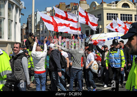 Polizei halten Mitglieder der English Defence League und anti-Faschisten separate während einer EDL Demonstranten marschieren durch Brighton Stockfoto