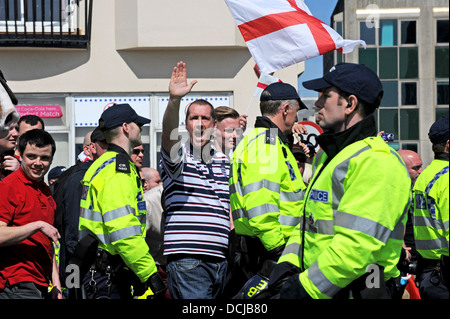 Polizei halten Mitglieder der English Defence League und anti-Faschisten separate während einer EDL Demonstranten marschieren durch Brighton Stockfoto