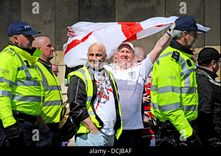 Polizei halten Mitglieder der English Defence League und anti-Faschisten separate während einer EDL Demonstranten marschieren durch Brighton Stockfoto