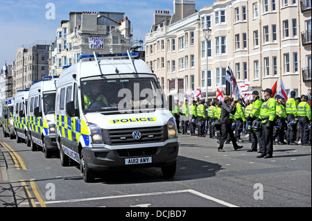 Polizei halten Mitglieder der English Defence League und anti-Faschisten separate während einer EDL Demonstranten marschieren durch Brighton Stockfoto