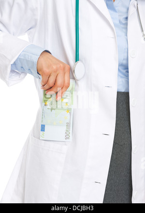 Closeup auf Arzt Frau Umsetzung Stack von Euro in Tasche Stockfoto