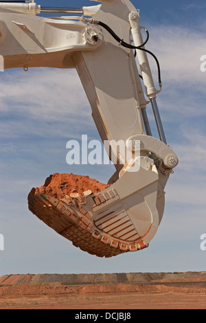 Gold Tagebau in Mauretanien. Nahaufnahme des riesigen Baggerschaufel tragen Erz. West-Afrika Stockfoto