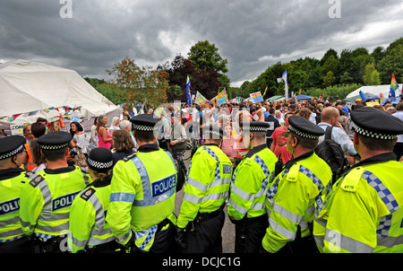 Anti-Fracking-Demonstranten, die Lager neben der Cuadrilla Website unter Balcombe eingerichtet haben aufgedeckt, Polizei Stockfoto