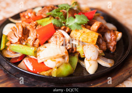 Niere gebraten, grüne Paprika und Zwiebeln auf dem Eisen Stockfoto