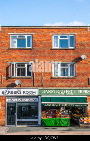 Extraausstattung Shop und Obst und Gemüse shop, Banstead Dorf Hohe Straße, auf einem ruhigen Sonntagmorgen in Surrey, England, UK. Stockfoto