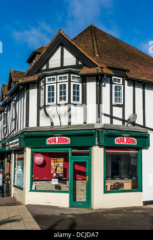 Papa Johns, Fast Food, Pizza zum Mitnehmen und Lieferung Outlet, Banstead High Street - keine Leute um auf einem ruhigen Sonntag Morgen. Surrey, England, UK. Stockfoto