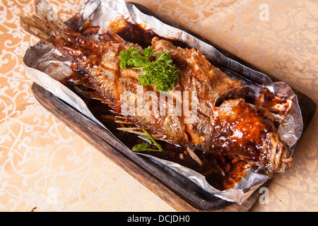 leckere gegrillte ganzer Fisch auf dem Eisen Stockfoto