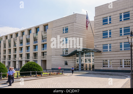 Botschaft der Vereinigten Staaten bewacht von deutschen Polizisten - Unter Den Linden 2 Berlin Deutschland Stockfoto