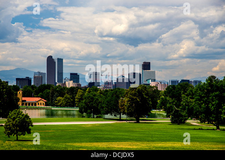 Skyline von Denver Colorado mit Bürogebäude und Berge auf der Rückseite Stockfoto