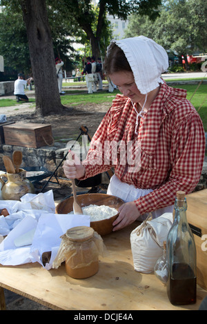 Mitglieder der San Antonio Living History Association zeigen Leben der 1830er Jahre an der Plaza vor dem Alamo. Stockfoto